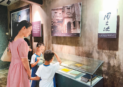 自開放以來(lái)，周立波故居紀(jì)念館年均接待游客超過(guò)40萬(wàn)人次。圖為游客在展廳內(nèi)觀看陳列的周立波文學(xué)作品。