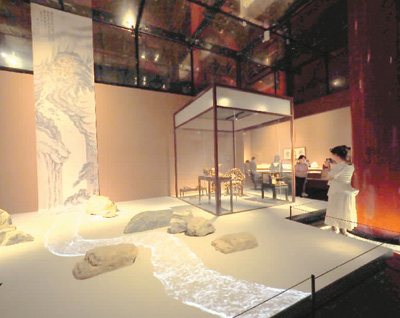 觀眾在“茶道尚和”展廳參觀。 　　杜建坡攝