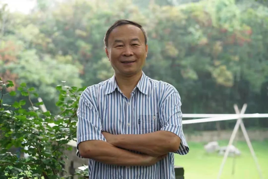 許晨，中國作家協會會員，中國報告文學學會理事，山東省作協原副主席，青島市作協名譽主席。出版有《人生大舞臺——“樣板戲”啟示錄》《琴聲如訴》《山海閩東》，以及海洋紀實三部曲《第四極：中國蛟龍?zhí)柼魬?zhàn)深?！贰兑粋€男人的海洋》《耕海探洋》等多部報告文學和散文集，被譽為“海洋作家”。榮獲第七屆魯迅文學獎、第五屆冰心散文獎、第三屆中國工業(yè)文學大賽一等獎等獎項。