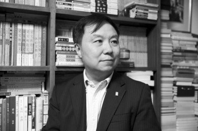 汪家明，曾任山東畫報(bào)出版社總編輯、生活·讀書·新知三聯(lián)書店副總編輯、人民美術(shù)出版社社長