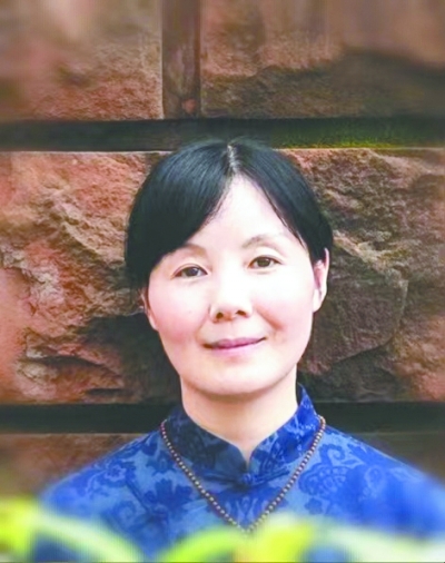 王蕓，中國作協(xié)會員，一級作家。生于湖北，現(xiàn)為南昌市文學(xué)藝術(shù)院專業(yè)作家。出版有長篇小說《對花》《江風烈》，小說集《與孔雀說話》《薇薇安曾來過》《羽毛》，散文集《紙上萬物浮現(xiàn)如初》《此生》《穿越歷史的楚風》《接近風的深情表達》等。其作品曾獲得屈原文藝獎“優(yōu)秀人才獎”、湖北文學(xué)獎、冰心散文獎、林語堂小說獎等榮譽。