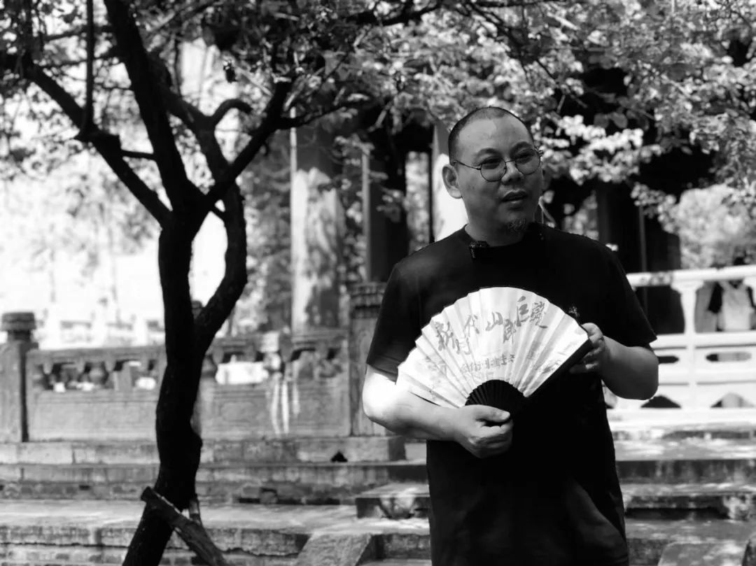 王十月，70后小說(shuō)家?！蹲髌贰冯s志社社長(zhǎng)總編，泥石流文學(xué)獎(jiǎng)發(fā)起人。著有長(zhǎng)篇小說(shuō)《無(wú)碑》《收腳印的人》《如果末日無(wú)期》《米島》《活物》等，小說(shuō)集《國(guó)家訂單》《人罪》等數(shù)十種。獲第五屆魯迅文學(xué)獎(jiǎng)，《人民文學(xué)》年度中篇小說(shuō)獎(jiǎng)、《中國(guó)作家》鄂爾多斯文學(xué)獎(jiǎng)，《小說(shuō)選刊》年度中篇小說(shuō)獎(jiǎng)，百花文學(xué)獎(jiǎng)等。多次上榜中國(guó)小說(shuō)學(xué)會(huì)年度小說(shuō)榜，中國(guó)散文學(xué)會(huì)年度散文榜及各類(lèi)好書(shū)榜。