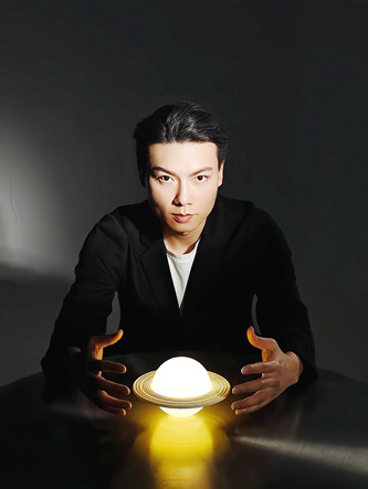 陳楸帆：作家，編劇，翻譯。中國(guó)作協(xié)科幻文學(xué)委員會(huì)副主任，代表作有《荒潮》《人生算法 》等