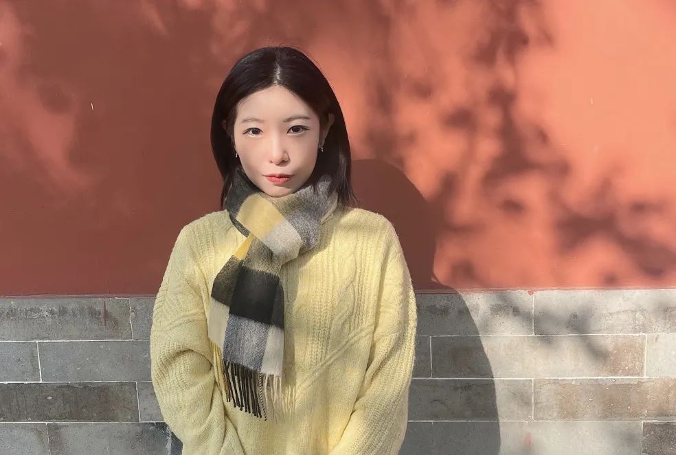 三 三 第2屆入選作家中年齡最小的作家，已經(jīng)發(fā)表短篇小說集《離魂記》《俄羅斯套娃》《晚春》，并獲第二屆“鐘山之星”年度青年佳作獎(jiǎng)、2021年度“青花郎·人民文學(xué)”新人獎(jiǎng)、第七屆郁達(dá)夫小說獎(jiǎng)短篇小說獎(jiǎng)。在采訪中她談到自己近年來創(chuàng)作上的成長和變化：“從業(yè)余寫作到全職寫作，越跟文學(xué)有所接觸，越明白它是什么，會逐漸靠近它?！? /></p>
<p style=