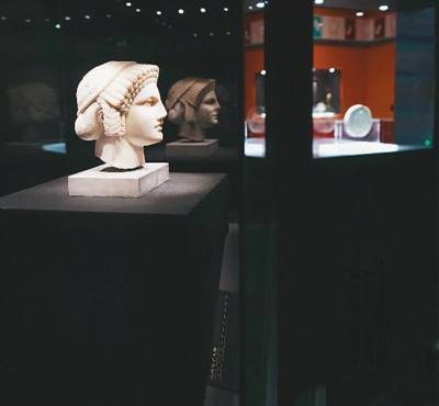 這次展覽共展出127件/套文物。  　?。ㄖ袊?guó)文物交流中心供圖）