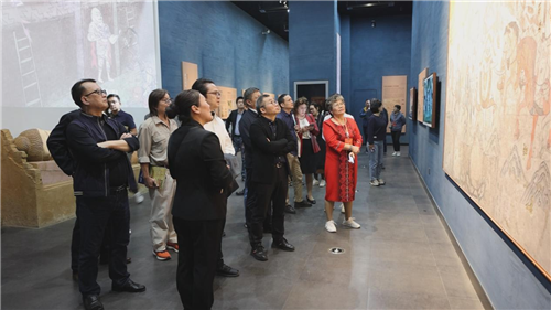 作家們參觀北庭故城遺址，了解中華優(yōu)秀傳統(tǒng)文化傳承發(fā)展情況