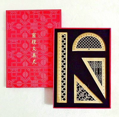 以中國(guó)傳統(tǒng)建筑中的窗欞紋樣為靈感設(shè)計(jì)的文具尺。資料圖片