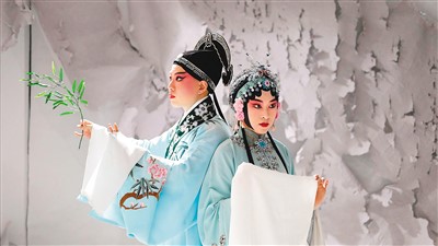 　劉小川（右）與搭檔表演昆曲《牡丹亭》。 　　受訪者供圖