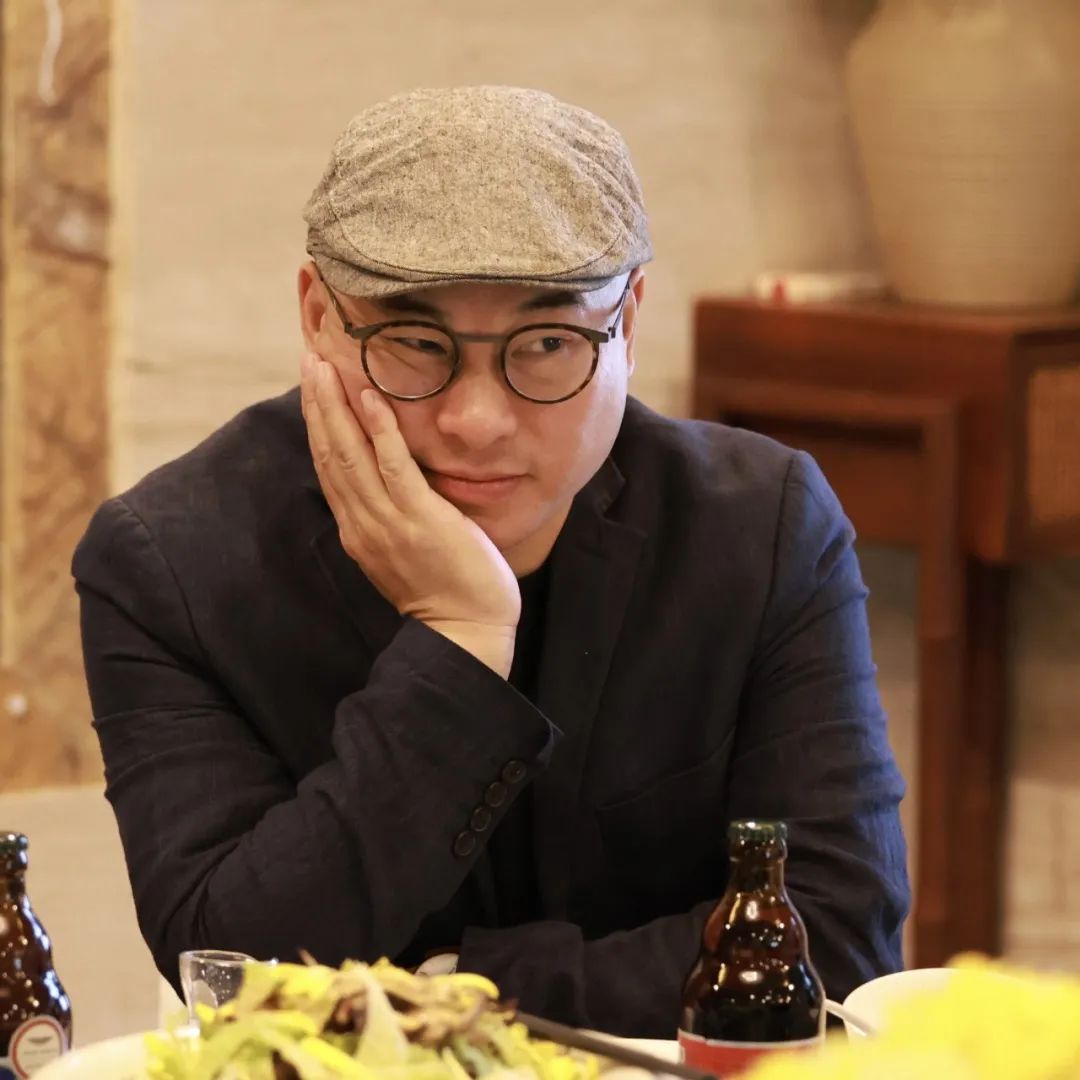 本期嘉賓：  鐘二毛，瑤族，湖南人，現(xiàn)居深圳。中國(guó)作協(xié)會(huì)員。在《當(dāng)代》《民族文學(xué)》《中國(guó)作家》等文學(xué)期刊發(fā)表大量作品，并多次被《小說(shuō)月報(bào)》《小說(shuō)選刊》《中篇小說(shuō)選刊》轉(zhuǎn)載。出版有長(zhǎng)篇小說(shuō)《小中產(chǎn)》《小浮世》，中短篇小說(shuō)集《回鄉(xiāng)之旅》《舊天堂》等10余部。曾獲《小說(shuō)月報(bào)》百花文學(xué)獎(jiǎng)、《民族文學(xué)》年度獎(jiǎng)、《青年文學(xué)》城市文學(xué)排行榜獎(jiǎng)等。編劇、導(dǎo)演電影作品《死鬼的微笑》獲第60屆美國(guó)羅切斯特國(guó)際電影節(jié)電影獎(jiǎng)。