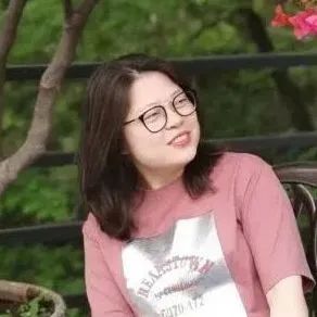 本期主持人：  徐海玉，朝鮮族，黑龍江人。北京語(yǔ)言大學(xué)對(duì)外漢語(yǔ)碩士，中央民族大學(xué)朝鮮語(yǔ)言文學(xué)專業(yè)博士（在讀）。曾任對(duì)外漢語(yǔ)教師，現(xiàn)任《民族文學(xué)》（朝鮮文版、漢文版）副編審，譯作有《人生那么長(zhǎng)，停一下又何妨》（中信出版社）等。