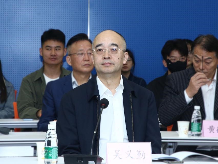 中國作協(xié)黨組成員、副主席吳義勤出席論壇并致辭