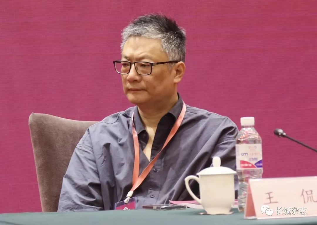 王侃，浙江東陽(yáng)人，文學(xué)博士，杭州師范大學(xué)人文學(xué)院教授。主要研究領(lǐng)域?yàn)橹袊?guó)現(xiàn)當(dāng)代文學(xué)史、中國(guó)當(dāng)代文學(xué)批評(píng)、中國(guó)電影等。在各類學(xué)術(shù)期刊發(fā)表學(xué)術(shù)論文百余篇，出版有《詩(shī)與思的維度》《敘事門與修辭術(shù)》《時(shí)見疏星渡河漢》等著作十余部。曾獲第三屆唐弢青年文學(xué)研究獎(jiǎng)、第五屆中國(guó)當(dāng)代文學(xué)優(yōu)秀批評(píng)家獎(jiǎng)。