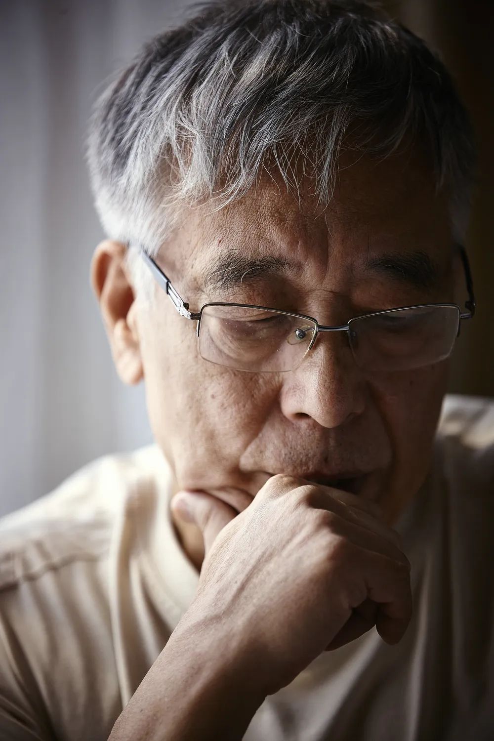 王晉康，1948年出生于河南南陽；著名科幻作家、高級(jí)工程師；1993年發(fā)表處女作《亞當(dāng)回歸》，即獲當(dāng)年度中國科幻銀河獎(jiǎng)，此后15次榮獲該獎(jiǎng)項(xiàng)；迄今已發(fā)表短篇小說近百篇，出版長篇小說20余部，代表作有長篇小說《類人》《蟻生》《十字》《與吾同在》，短篇小說集《替天行道》《最后的愛情》《生命之歌》《七重外殼》《西奈噩夢》《豹》等；曾獲銀河獎(jiǎng)、全球華語星云獎(jiǎng)終身成就獎(jiǎng)、騰訊文學(xué)獎(jiǎng)年度小說家、京東文學(xué)獎(jiǎng)年度科幻圖書獎(jiǎng)、陽翰笙文學(xué)獎(jiǎng)、吳承恩文學(xué)獎(jiǎng)等；作品被譯成英、意、日、德等多種語言。