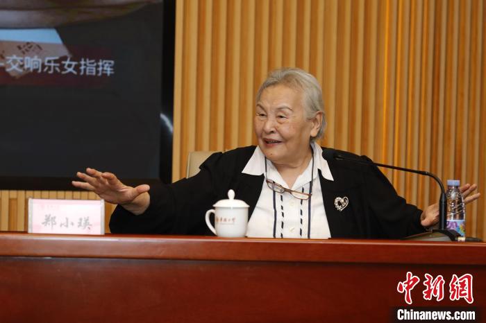 10月18日，鄭小瑛走進(jìn)華僑大學(xué)泉州校區(qū)，為學(xué)子們帶來專題講座——“洋戲中唱”藝術(shù)分享會(huì)。劉沛 　攝