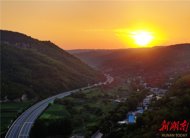 夕陽(yáng)下的榆藍(lán)高速。