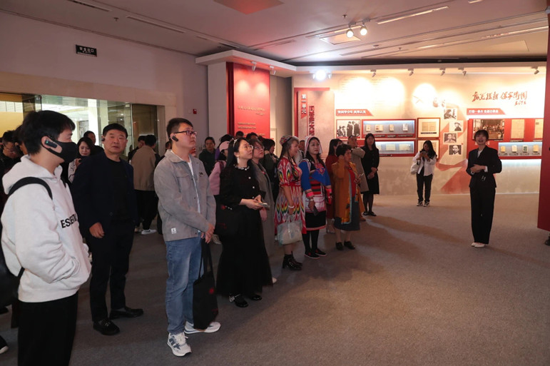 作家集體參觀“坐標——中國現(xiàn)代文學(xué)館館藏革命文物特展”