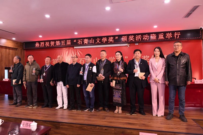 孟玉玲(右二）、黃風(右一）、王夏（左四）為優(yōu)秀獎獲得者頒獎