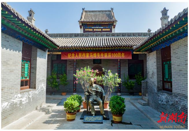 馬烽紀(jì)念館內(nèi)的馬烽塑像。