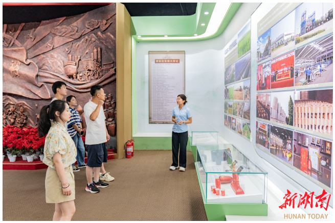 7月26日，游客在賈家莊展覽館參觀。