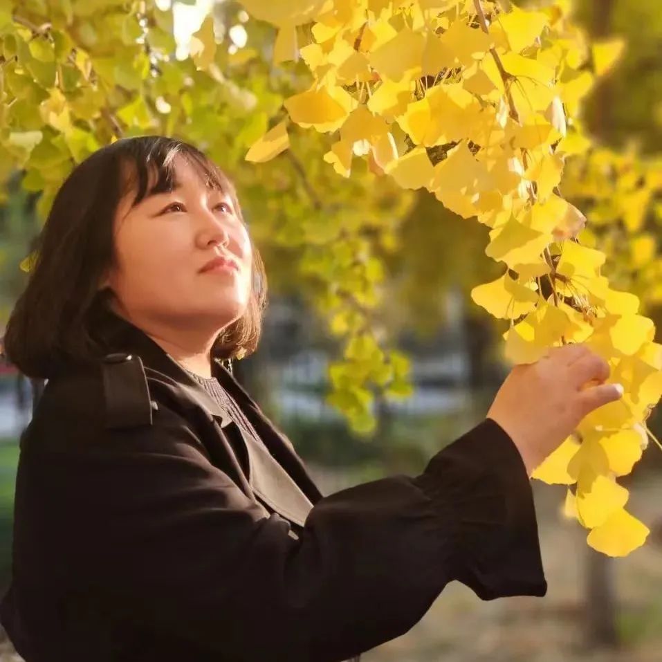 劉云芳， 中國作家協(xié)會會員，河北文學(xué)院簽約作家。作品主要發(fā)表于《北京文學(xué)》《天涯》《青年文學(xué)》《散文》《散文選刊》等報(bào)刊。曾兩次獲得香港青年文學(xué)獎，并獲得孫犁散文獎雙年獎、孫犁文學(xué)獎、河北文藝貢獻(xiàn)獎。已出版散文集《木頭的信仰》《給樹把脈的人》《陪你變成魚》，童話《奔跑的樹枝馬》《老樹洞婆婆的故事》。