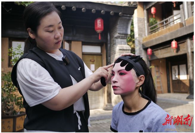 9月7日，棣花古鎮(zhèn)，正在化妝的丹鳳縣劇團演員。