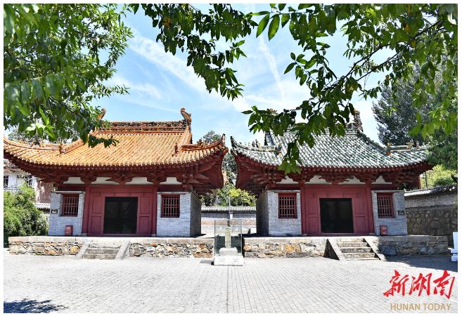 左為二郎廟，右為關(guān)帝廟。
