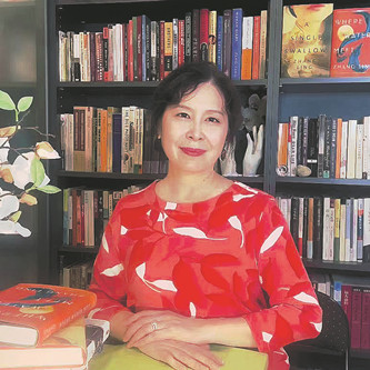 張翎，浙江溫州人，海外華文作家、編劇。代表作有《勞燕》《余震》《金山》等。