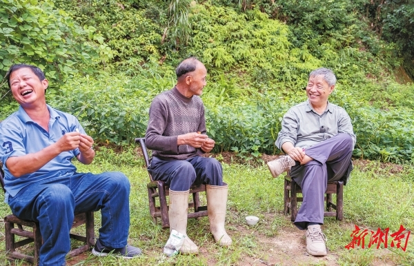 8月15日，汨羅市三江鎮(zhèn)八景村，韓少功（右）與村民在一起開(kāi)心交談
