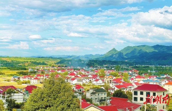 溆浦縣盧峰鎮(zhèn)漫水村，一幢幢農(nóng)家小院錯(cuò)落有致，繪就了一幅鄉(xiāng)村振興的美麗畫卷。本版照片均為湖南日?qǐng)?bào)全媒體記者 徐行 攝