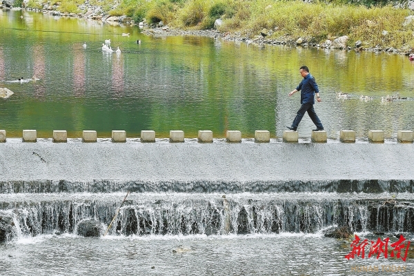 溆浦縣北斗溪鎮(zhèn)，王躍文家鄉(xiāng)溪水的跳橋。