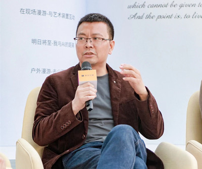 李宏偉，四川江油人，現(xiàn)居北京。著有詩集《你是我所有的女性稱謂》，長篇小說《國王與抒情詩》《灰衣簡史》《引路人》，小說集《假時間聚會》《暗經(jīng)驗》《雨果的迷宮》等。曾獲郁達(dá)夫小說獎、吳承恩長篇小說獎、十月文學(xué)獎等獎項，作品入選收獲文學(xué)榜、揚(yáng)子江評論文學(xué)榜等榜單。