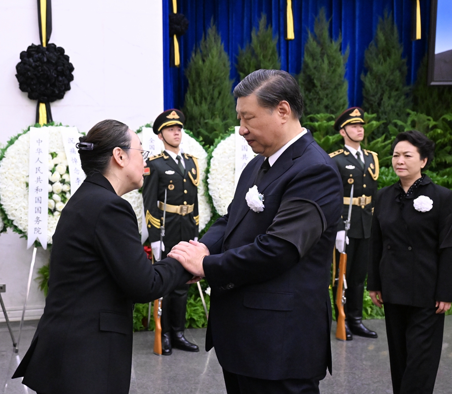 11月2日，李克強同志遺體在北京八寶山革命公墓火化。習(xí)近平、李強、趙樂際、王滬寧、蔡奇、丁薛祥、李希、韓正等前往八寶山送別，胡錦濤送花圈表示哀悼。這是習(xí)近平與李克強親屬握手，表示深切慰問。 新華社記者 謝環(huán)馳 攝