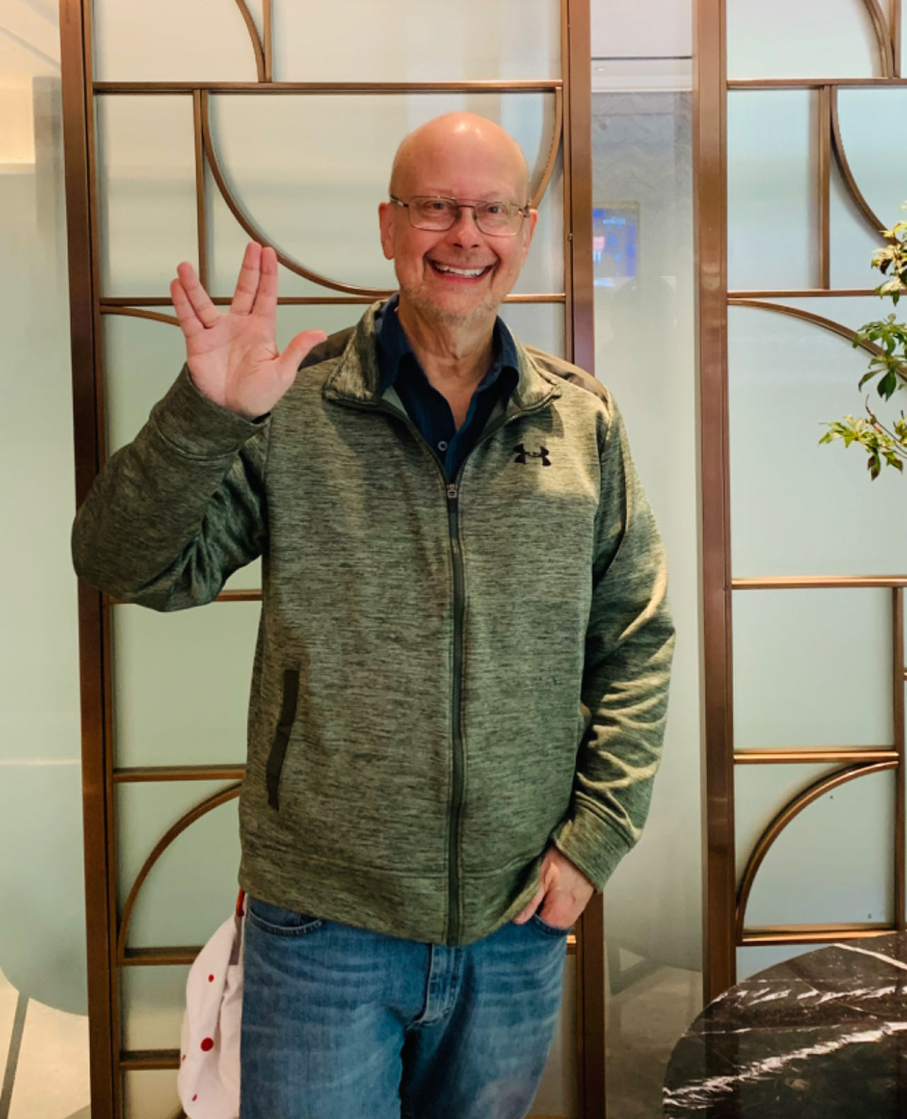 采訪后，羅伯特·索耶?dāng)[出了《星際迷航》中瓦肯人的見面禮手勢。程千千 攝