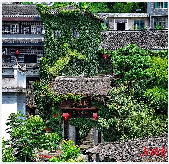鳳凰縣山江鎮(zhèn)，綠樹(shù)掩映中的中國(guó)苗族博物館。