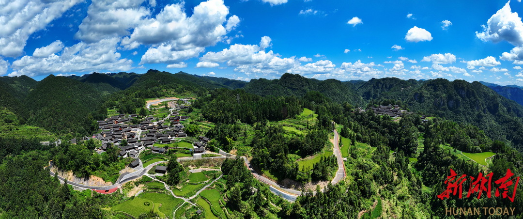 藍(lán)天白云下的花垣縣雙龍鎮(zhèn)十八洞村。