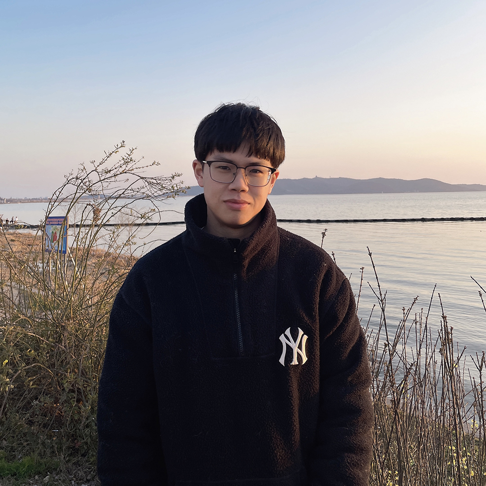 周于旸，1996年生，江蘇蘇州人。小說(shuō)發(fā)表于《人民文學(xué)》《十月》《小說(shuō)界》等期刊