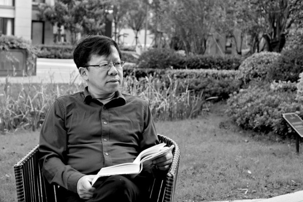 龐余亮，1967年生，現(xiàn)居江蘇靖江。著有長篇小說《薄荷》《丑孩》《有的人》《小不點的大象課》《神童左右左》(系列小說)《看我七十三變》《我們都愛丁大圣》，散文集《半個父親在疼》《小先生》《小蟲子》《頑童馴師記》《紙上的憂傷》，小說集《為小弟請安》《擒賊記》《鼎紅的小愛情》《你們遇上了好辰光》《出嫁時你哭不哭》，詩集《比目魚》《報母親大人書》《五種疲倦》，童話集《銀鐲子的秘密》《躲過九十九次暗殺的螞蟻小朵》等。曾獲得第八屆魯迅文學獎、第七屆柔剛詩歌年獎、第五屆漢語詩歌雙年十佳、第十三屆萬松浦文學獎、江蘇省紫金山文學獎、第二屆孫犁散文獎雙年獎、第二屆揚子江詩學獎、第九屆冰心散文獎等。