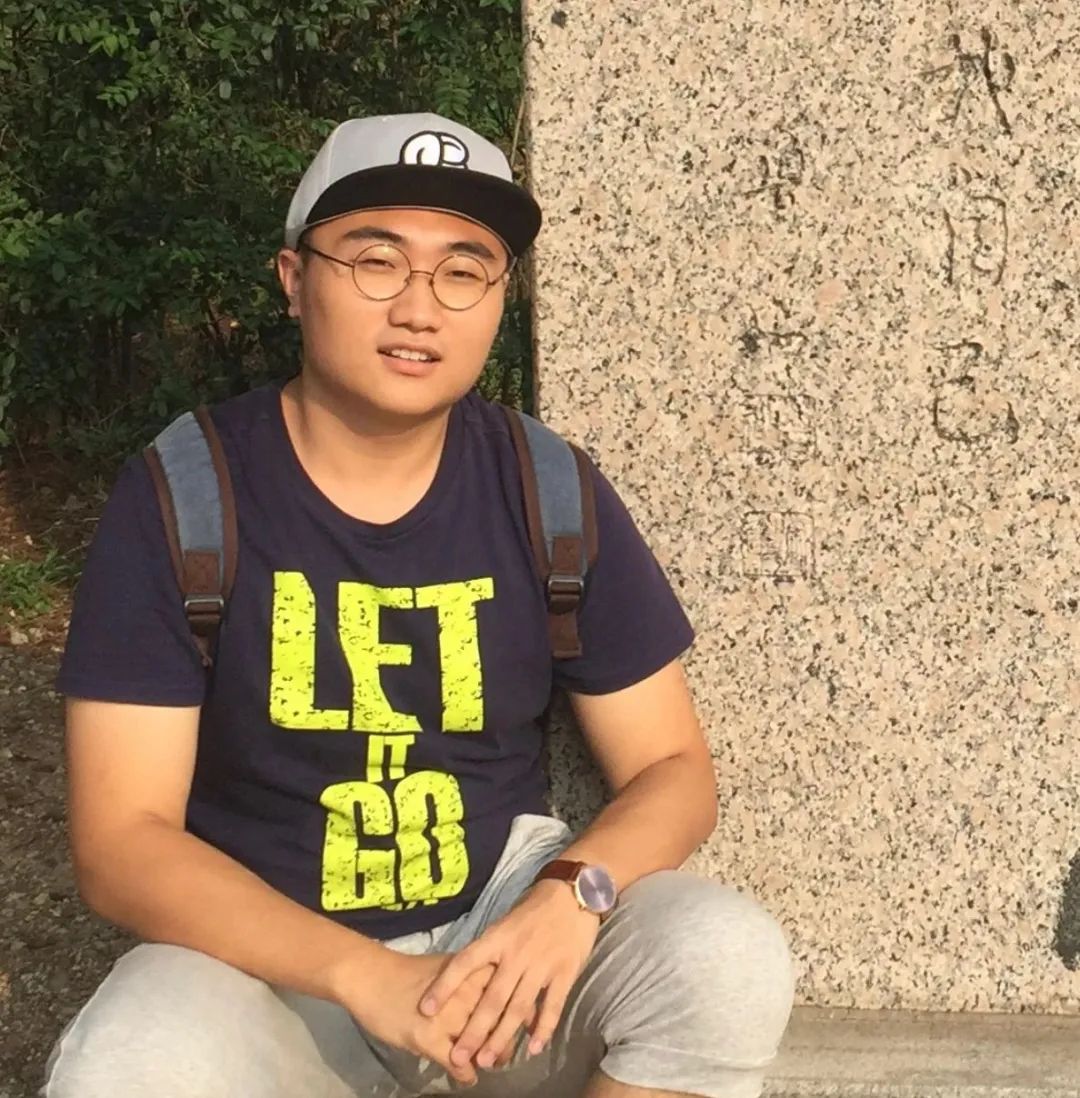 史玥琦，一九九六年生于長春，武漢大學文學學士，復旦大學創(chuàng)意寫作碩士，現(xiàn)為北京師范大學文學創(chuàng)作專業(yè)博士研究生。小說、詩歌見《收獲》《作品》《青年文學》《詩刊》《星星》《北京文學》等，獲第二屆京師-牛津“青年文學之星”金獎、第四十七屆香港“青年文學獎”等獎項。南京市青春文學人才計劃簽約作家，創(chuàng)辦有貓頭鷹小說社、野草莓觀影會。
