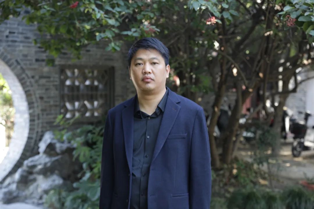 周榮池   江蘇高郵人，揚(yáng)州市青年作家，現(xiàn)為揚(yáng)州市作家協(xié)會第五屆理事會主席。著有長篇小說《絕境》《李光榮當(dāng)村官》《單厙》，散文集《隱秘的風(fēng)景》《草木故園》《村莊對我守口如瓶》等，獲第四屆汪曾祺文學(xué)獎、第二十屆百花文學(xué)獎散文獎。
