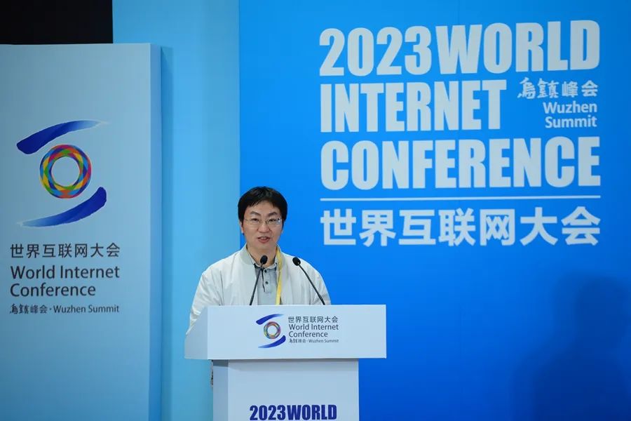 圖為網(wǎng)絡(luò)作家代表愛(ài)潛水的烏賊作主旨演講。（新華網(wǎng) 陳競(jìng)超 攝）