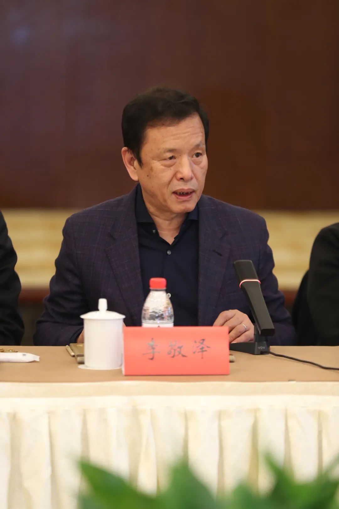 中國作協(xié)黨組成員、副主席、書記處書記李敬澤主持會(huì)議