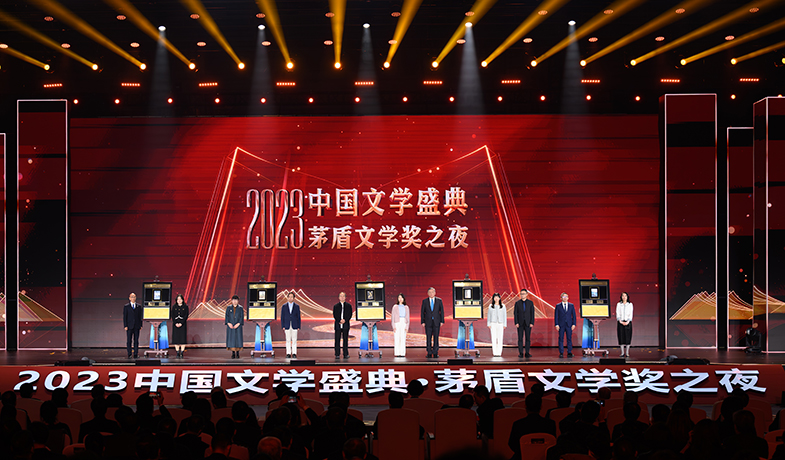 獲獎(jiǎng)作品的編輯與5位獲獎(jiǎng)作家共同上臺，在鐫刻有獲獎(jiǎng)書名、獲獎(jiǎng)作者、編輯姓名的書型裝置上留下金色手印
