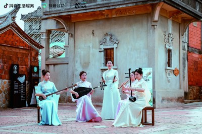 福建省晉江市南音藝術(shù)團(tuán)把南音藝術(shù)帶到群眾中間。受訪者供圖