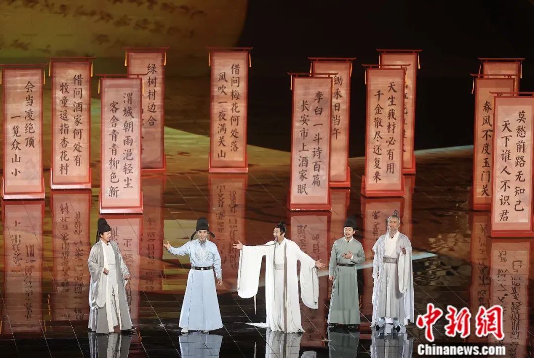 2023年9月，2023北京文化論壇文藝晚會(huì)上的情景演繹《雅集》，講述了李白、杜甫、高適、王維、孟浩然，因?yàn)橐环?300多年后的畫(huà)相聚在一起的故事。易海菲 攝