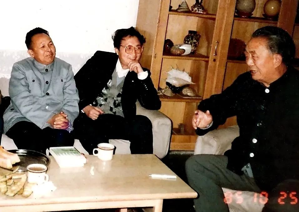 1985年，孫紹振(中間)與謝冕(左一)、艾青(右一)