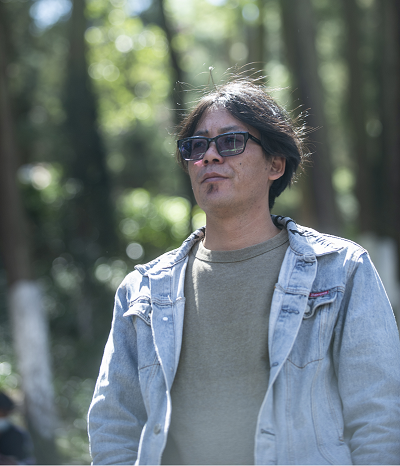 作 者：周明全，復(fù)旦大學(xué)中文系2022級(jí)中國(guó)現(xiàn)當(dāng)代文學(xué)博士研究生，《大家》雜志主編。著有《隱藏的鋒芒》《“80后”批評(píng)家的槍和玫瑰》《70后批評(píng)家的聲音》等；與陳思和共同主編《“80后”批評(píng)家文叢》《70后批評(píng)家文叢》，主編《當(dāng)代著名學(xué)者研究資料叢書(shū)》等。曾獲第十四屆中國(guó)當(dāng)代文學(xué)研究?jī)?yōu)秀成果獎(jiǎng)、《文學(xué)報(bào)·新批評(píng)》2015年度優(yōu)秀評(píng)論新人獎(jiǎng)特別獎(jiǎng)、2020年南方文學(xué)盛典年度批評(píng)家等。