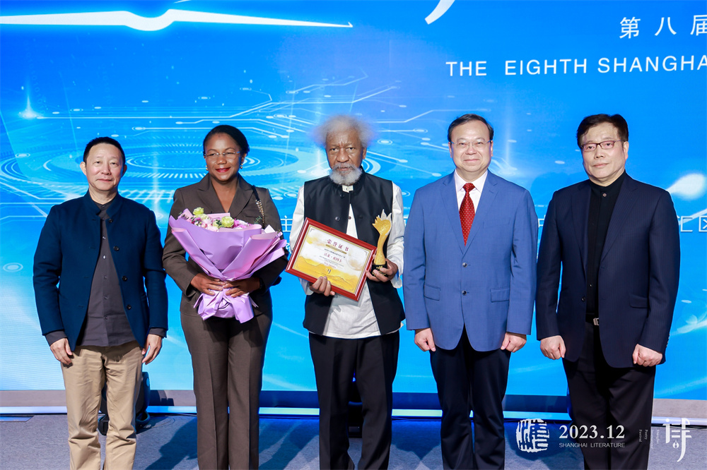 索因卡（中）獲得“金玉蘭”大獎(jiǎng)