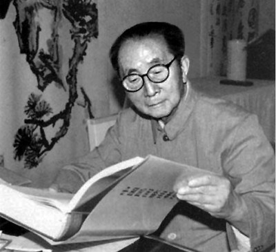 學(xué)人小傳  呂驥（1909—2002），湖南湘潭人，音樂理論家、作曲家、社會(huì)活動(dòng)家。曾三次考入上海國(guó)立音樂?？茖W(xué)校，均因生活或政治原因輟學(xué)。1931年加入左翼劇聯(lián)，其后組織業(yè)余合唱團(tuán)，推動(dòng)救亡歌詠運(yùn)動(dòng)，發(fā)起成立歌曲研究會(huì)，培養(yǎng)了一批青年作曲家。1937年在北平、綏遠(yuǎn)等地開展抗日救亡歌詠活動(dòng)，10月赴延安，任魯藝音樂系主任。1949年后任中央音樂學(xué)院黨委書記、副院長(zhǎng)，中國(guó)音樂家協(xié)會(huì)第一、二、三屆主席（1949—1985）。1985年當(dāng)選為國(guó)際音樂理事會(huì)名譽(yù)會(huì)員。除音樂創(chuàng)作外，還進(jìn)行民族音樂的整理與理論研究，主要論著有《中國(guó)新音樂的展望》《中國(guó)民間音樂研究提綱》《〈樂記〉理論新探》《呂驥文選》等，編有《新音樂運(yùn)動(dòng)論文集》。作者供圖
