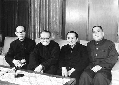 1987年，呂驥（右2）與文藝家鐘敬文（左2）、賈芝（左1）、羅揚(yáng)在一起。作者供圖