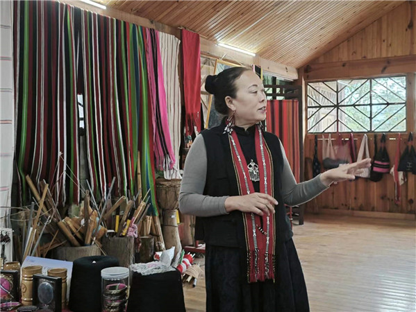 佤族織錦非遺傳承人李憲蘭講解佤族織錦的歷史與傳承。2021年，西盟佤族織錦技藝被列為第五批國(guó)家級(jí)非物質(zhì)文化遺產(chǎn)代表性項(xiàng)目名錄。在西盟印象佤族織錦非遺工坊內(nèi)，佤族織錦非遺傳承人李憲蘭的佤錦產(chǎn)品琳瑯滿目，“佤族織錦織進(jìn)的是佤族人民的性格和故事。這幾年，通過不斷嘗試，我們生產(chǎn)的佤族織錦在保留古老的佤族織錦技藝的同時(shí)，融入了更多顏色、技藝及創(chuàng)新理念，推出一批更符合現(xiàn)代審美需求的產(chǎn)品，從而達(dá)到提高佤族織錦的使用價(jià)值和傳播維度的效果，讓佤族織錦更被當(dāng)下消費(fèi)者所喜愛。”李憲蘭說。